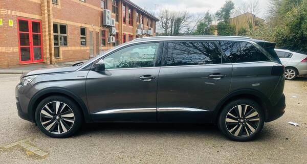 
								Peugeot 5008 full									