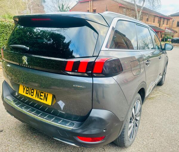 
								Peugeot 5008 full									