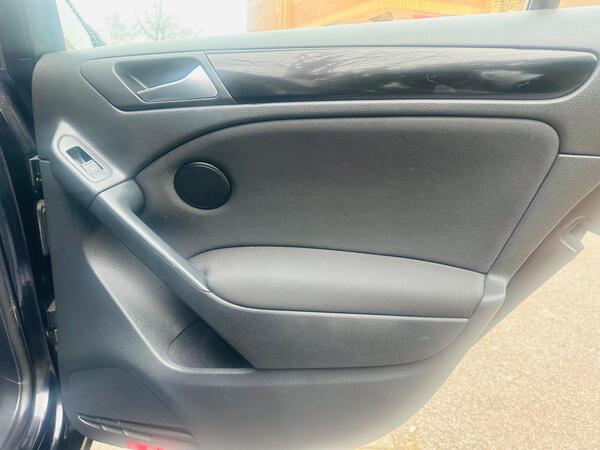 
								Volkswagen Golf full									