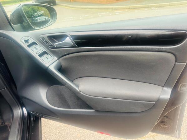 
								Volkswagen Golf full									