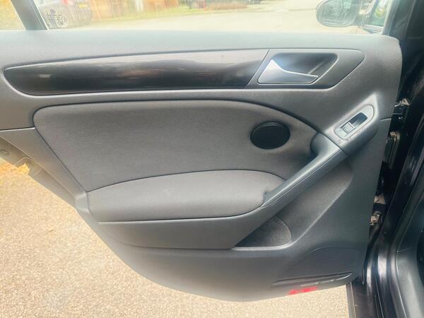 
								Volkswagen Golf full									