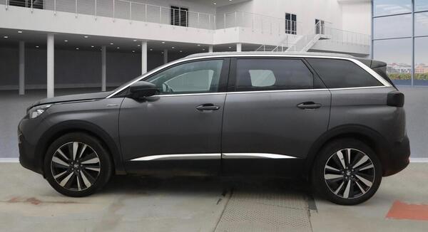 
								Peugeot 5008 full									
