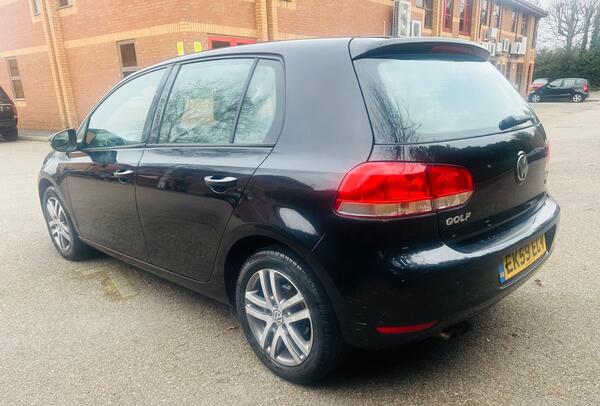 
								Volkswagen Golf full									